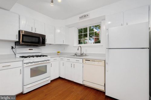 2406 Dearing St, Alexandria VA 22302-1806 exterior