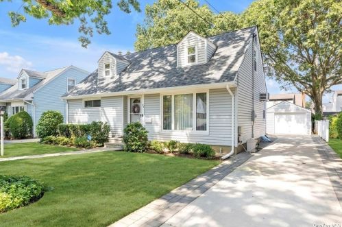 93 Fenimore St, Valley Stream NY 11580-3408 exterior