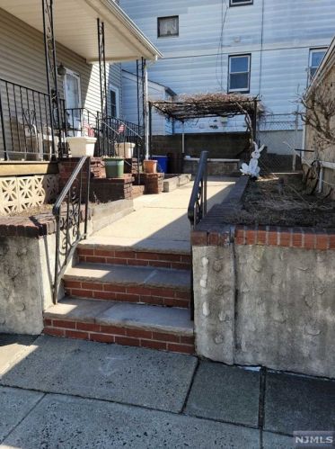 396 Paterson Ave, East Rutherford NJ 07073 exterior