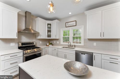 7726 Laurel Leaf Dr, Rockville MD 20854-1768 exterior