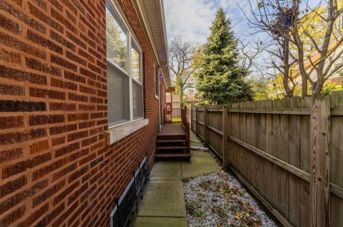 7350 Bennett Ave, Chicago IL 60649-4621 exterior