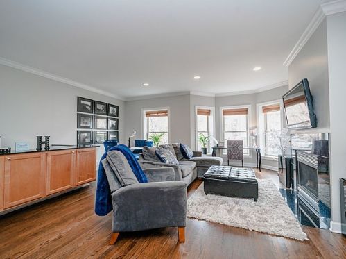 4444 Dover St, Chicago, IL 60640-5566