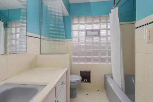 5796 Kinnickinnic Riv Pkwy, Milwaukee WI 53219-2231 exterior