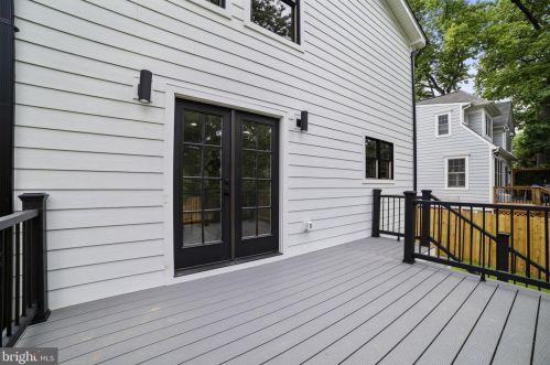 1505 Crestwood Dr, Alexandria VA  22302-2303 exterior