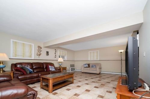 121 Grn Mdw Rd, Milford CT 06461-2258 exterior