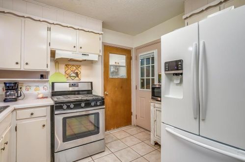 240 Cindy Ln, Burleson TX 76028-3842 exterior