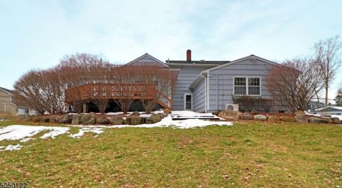 83 Edgewood Dr, Florham Park NJ 07932-2126 exterior