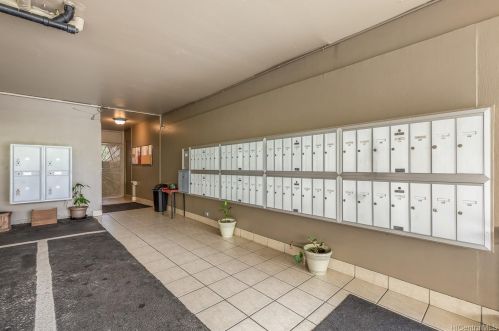 2442 Tusitala St, Honolulu HI 96815-3153 exterior