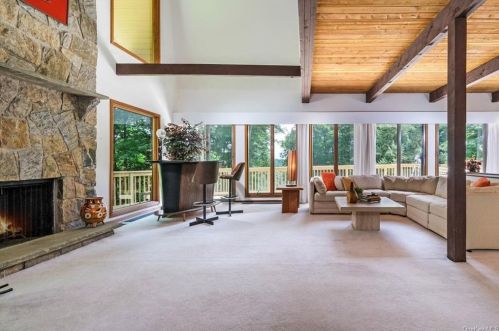 22 Carolyn Pl, Armonk NY 10504-1101 exterior