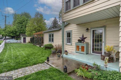 273 Main St, Hummelstown PA 17036-1721 exterior