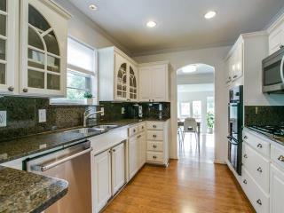 9310 Crestedge Dr, Dallas TX  75238-2521 exterior