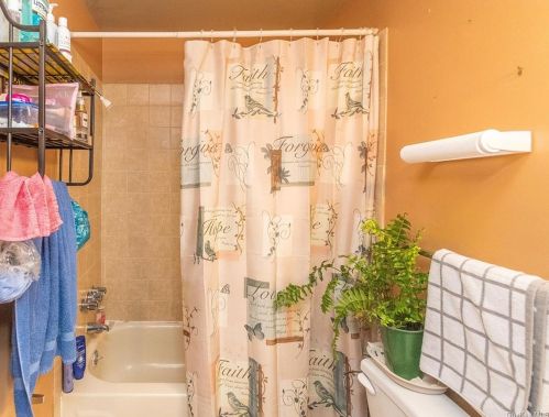 5 Ruth Ct, Middletown NY 10940-5328 exterior