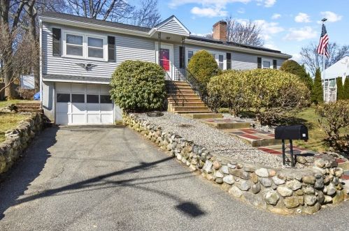 11 Liana St, Woburn, MA 01801-5319