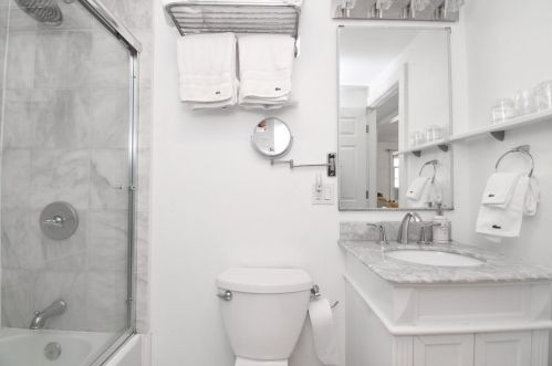 17 Waldorf St, Springfield MA 01109-1837 exterior