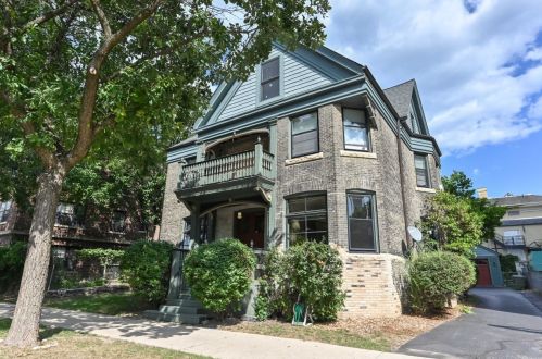 1122 Cass St, Milwaukee, WI 53202-3323