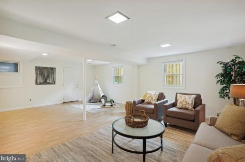 218 Forest Ave, Rockville MD 20850-1820 exterior