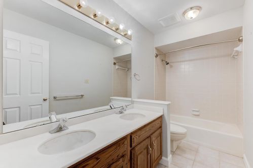 915 Delvin Dr, Saint Louis MO 63141-8830 exterior