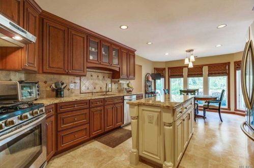 44 Hamlet Dr, Commack NY 11725-4438 exterior