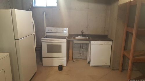 142 Oak Ridge Dr, Windsor Locks CT 06096-2658 exterior