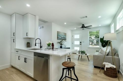 1113 Estes Ave, Austin TX 78721-2629 exterior