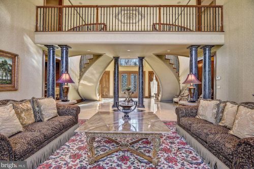 896 Alvermar Rdg Dr, Mc Lean VA 22102-1439 exterior