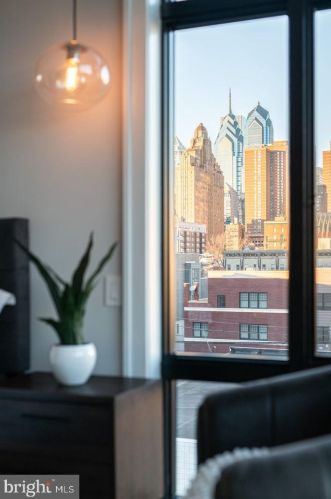 722 Broad St, Philadelphia PA 19146-3119 exterior