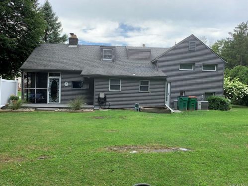 18 Pleasant Vw Rd, Poughkeepsie NY 12603-1420 exterior