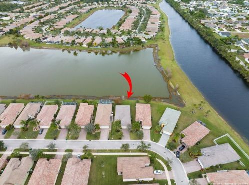 9956 Chadwick Dr, Fort Pierce FL 34987-2418 exterior