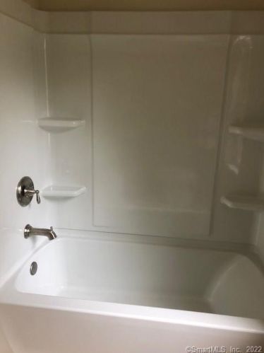 5 Southview St, Enfield CT 06082-4619 exterior