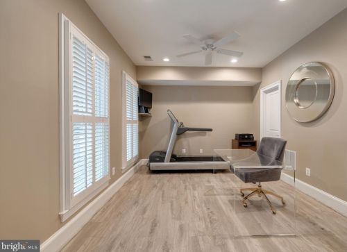 712 Bracey Ln, Alexandria VA  22314-6245 exterior