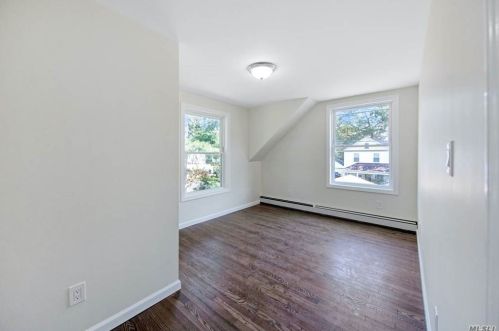 71 8 Ave, Huntington Station NY 11746-2210 exterior