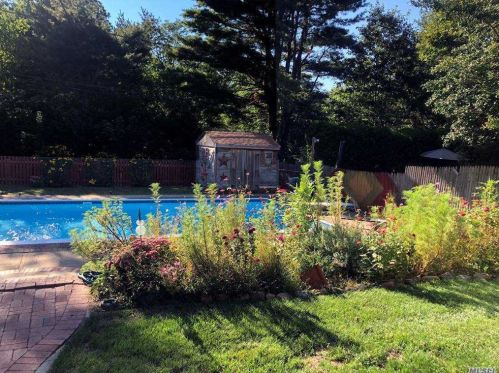 2 Crabapple Ln, Commack NY 11725-2404 exterior