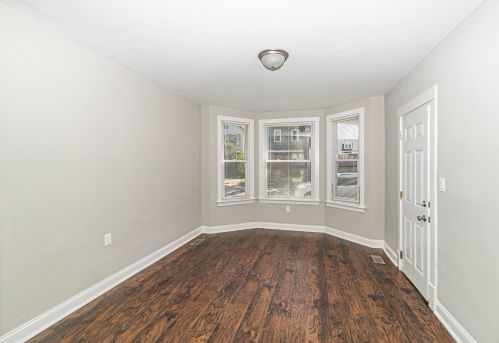 8632 Escanaba Ave, Chicago, IL 60617-3113