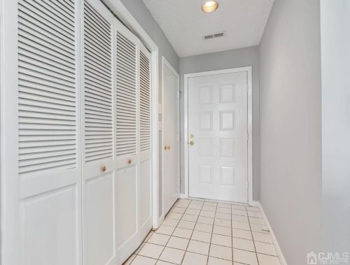 65 Park Gate Dr, Edison, NJ 08820-4032