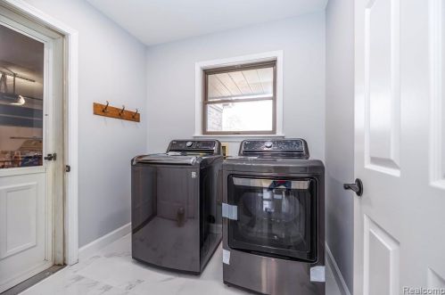 425 Rosemary St, Dearborn Heights MI  48127-3681 exterior