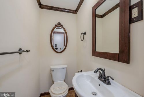 3405 Sunny Vw, Alexandria VA 22309-1911 exterior