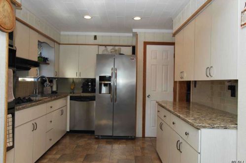 28 Cottonwood Dr, Commack NY 11725-2422 exterior