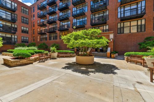 333 Hubbard St, Chicago IL  60654-4923 exterior