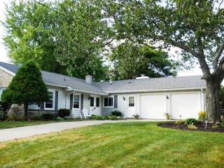 150 Greenbriar Dr, Aurora, OH 44202-8055