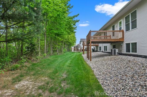 1056 Kensington St, Grand Rapids MI 49534-2179 exterior