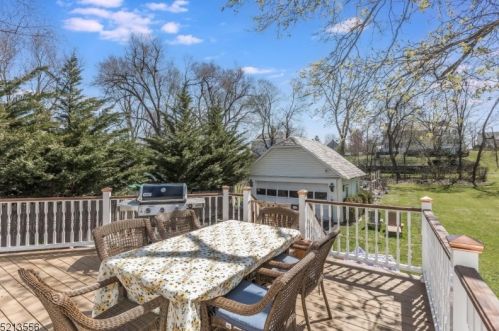 8 Franklin St, Fredon NJ 07860-1604 exterior