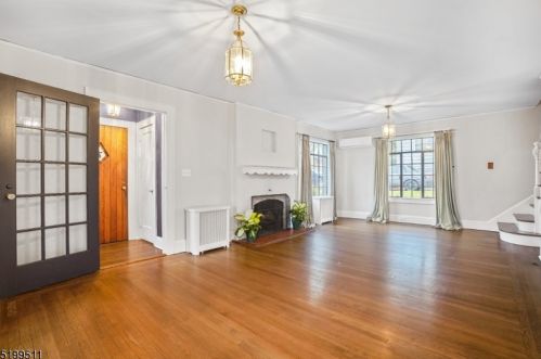 7 Evergreen Pl, Maplewood, NJ 07040-1022