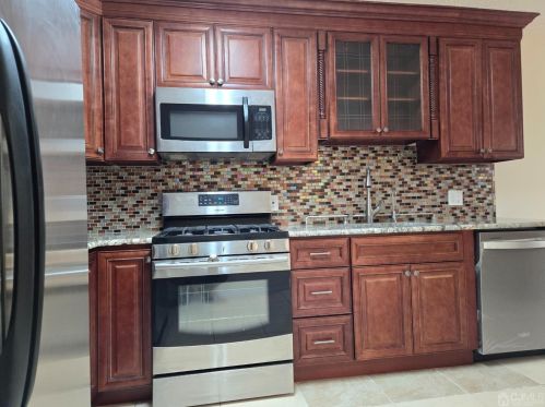 350 Lunar Rd, Piscataway NJ  08854-5468 exterior