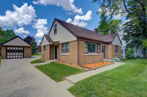 3565 48th St, Milwaukee, WI 53220-1511