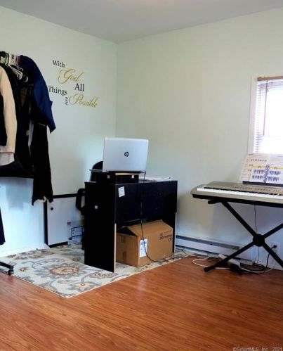 52 Broadleaf Ln, Enfield CT 06082-5543 exterior