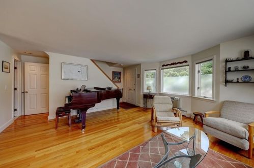 243 Transit St, Providence, RI 02906-3040