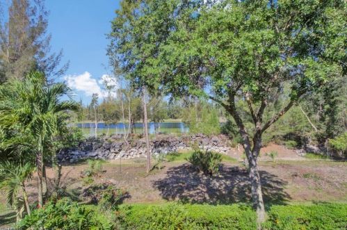2390 Bayou Ln, Naples FL 34112-7816 exterior