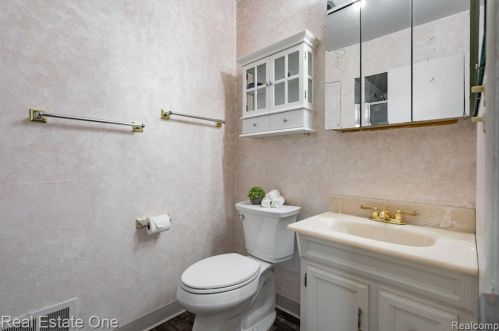 943 Kirts Blvd, Troy MI 48084-4837 exterior