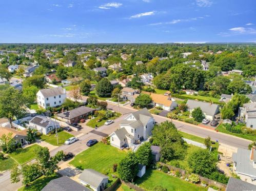 222 Cedar Ln, Babylon NY  11702-4417 exterior