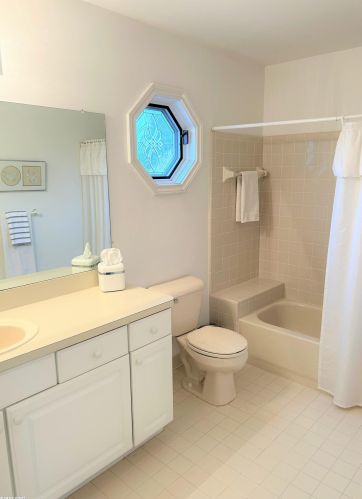 2239 Crystal Dr, Rochester MI 48309-3755 exterior